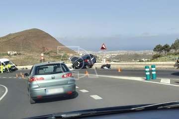  Fuerte colisión frontal entre dos vehículos en la carretera de Telde a Valsequillo/TA.